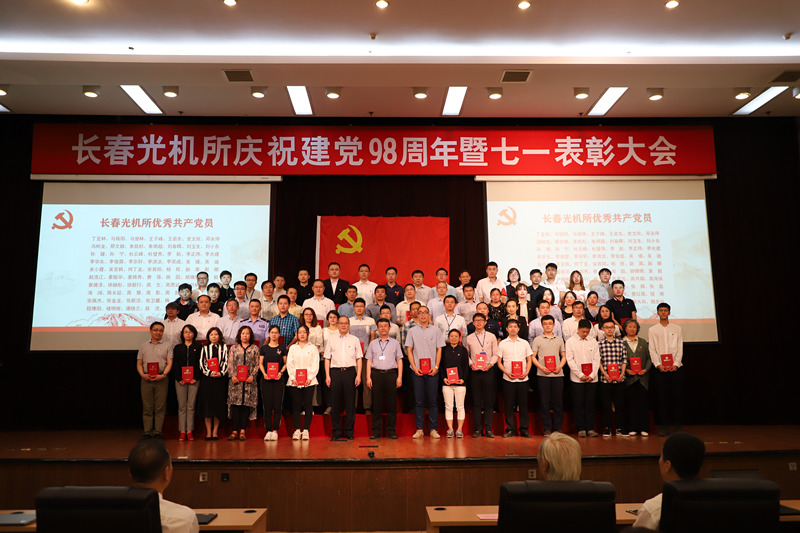 张涛副所长（第一排左七）和王建立副所长（第一排左八）为优秀共产党员颁奖 - 副本.jpg